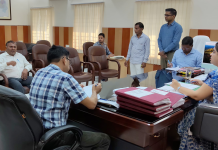 जिलाधिकारी के जनता दरबार में फरियादियों ने लगाई गुहार