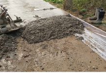 गिद्धौर में बन रहे मुख्यमंत्री पीसीसी सड़क में व्यापक भ्रष्टाचार सामने आ रही है, ग्रामीण कर रहे है विरोध