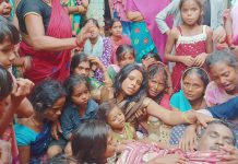 जमुई में ठेला दुकानदार को करेंट लगने  से मौत,परिजन के घर में मातम जमुई में करेंट लगाने से ठेला दुकानदार की हुई मौत जमुई जिले के बरहट थाना क्षेत्र के गुगुलडीह बाजार में काली पूजा मेला के दौरान ठेला दुकानदार की करंट लगने से हुई मौत। बताते चले की ठेला दुकानदार की पहचान गूगलडीह निवासी रंजीत मालाकार के रूप में की गई ।उन्होंने काली पूजा में गूगलडीह चौक पर अपना ठेला का दुकान लगाया था। तभी बरहट थाना के पुलिस ने उसे ठेला हटाने को लेकर का कह रहा था क्योंकि जाम की समस्या बनी रहती थी ।इसी दरमियान एक पुलिसकर्मी ने उनके ठेले पर डंडा चला दिया और डंडा चलाने के बाद जो लाइट जल रही थी ठेला में वह करंट का तार टूट गया और इसी दरमियान युवक को करंट लगने लगा और उसकी मौत हो गई हालांकि पुलिस अपने बीच बचाव कर रही है। इसके बाद ग्रामीणों ने गूगलडीह चौक को जाम कर दिया और मुआवजा की मांग करने लगे। पहले तो पुलिस पर आरोप लगा रहा था की पुलिस पैसा लेकर बालों गाड़ी चलवाती है ।वहीं पीड़ित परिवार के पांच बच्चे हैं और सभी बेसहारा हो गए हैं। एकमात्र साधन था ठेला पर दुकान चलाकर उन लोगों को गुर्जर करना। हालांकि पुलिस ने जाम तुड़वाने का काम किया और पीड़ित परिवार को आश्वासन दिया की आपको आपदा के तहत जो राशि मिलती है वह दी जाएगी।